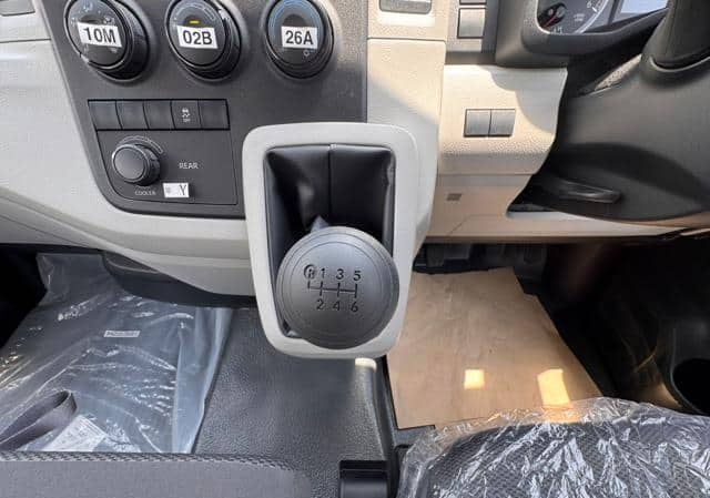 TOYOTA HIACE COMMUTER 2025