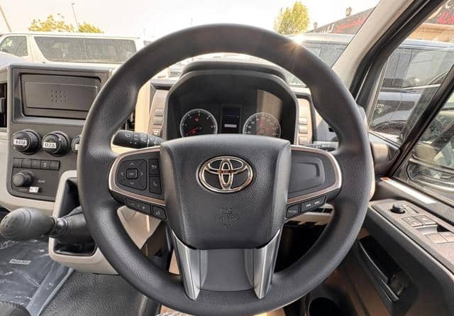 TOYOTA HIACE COMMUTER 2025