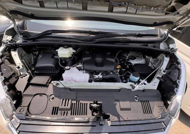 TOYOTA HIACE COMMUTER 2025